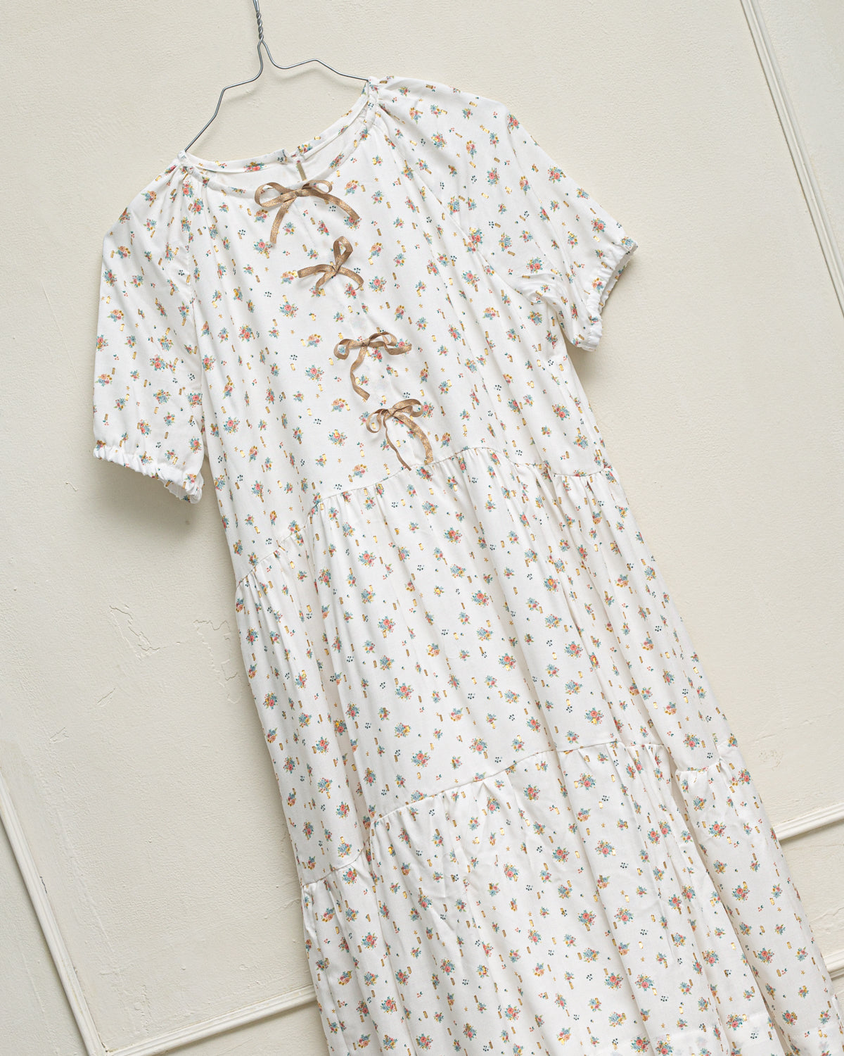 Vestido de flores y oro  de Cosmosophie