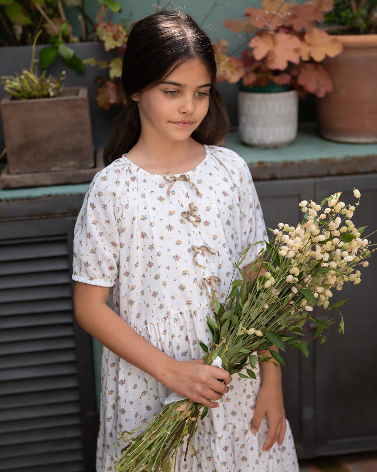 Vestido de flores y oro  de Cosmosophie