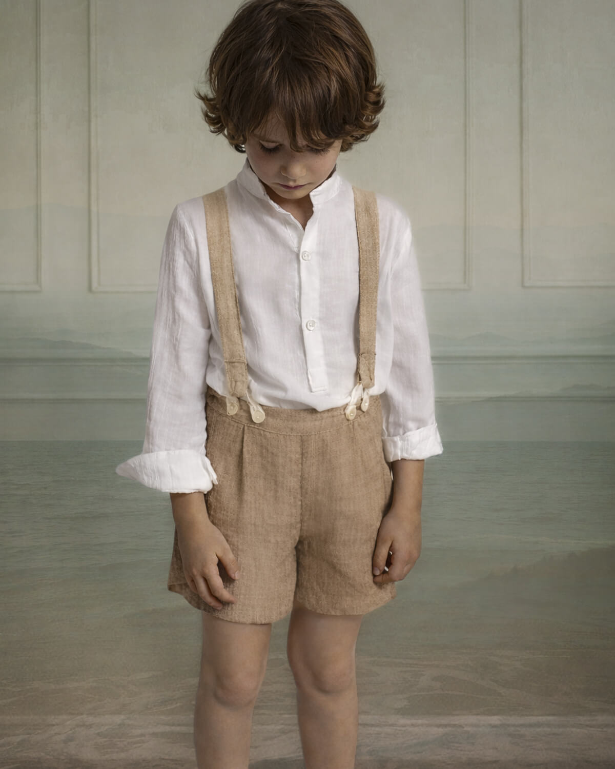 Pantalón corto con tirantes para arras de niño en musola color toffee.