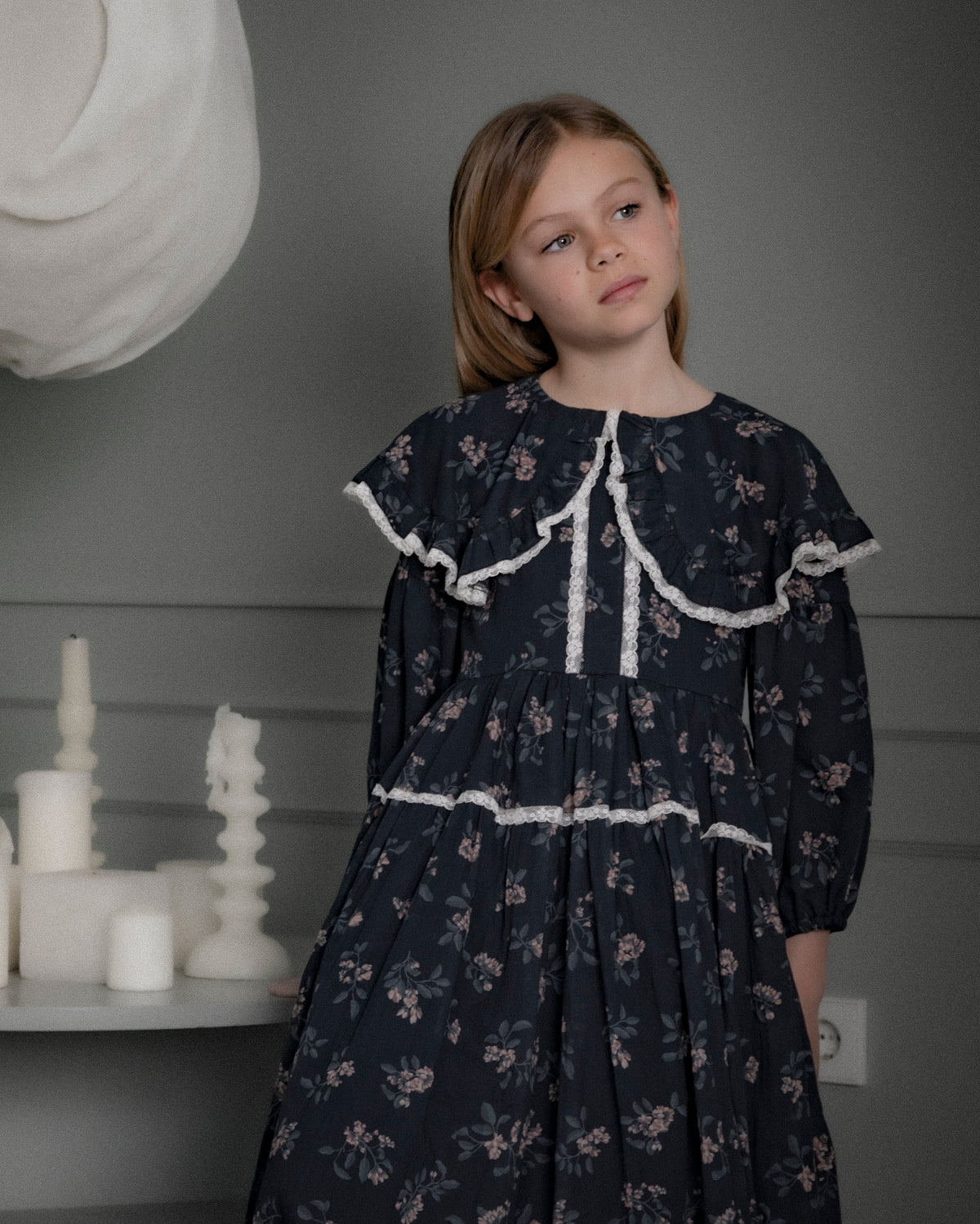Vestido infantil romántico de voile de algodón azul noche con estampado floral y detalles de encaje Valencienne. Un diseño especial y atemporal.