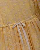 vestido amarillo bordado en blanco Cosmosophie