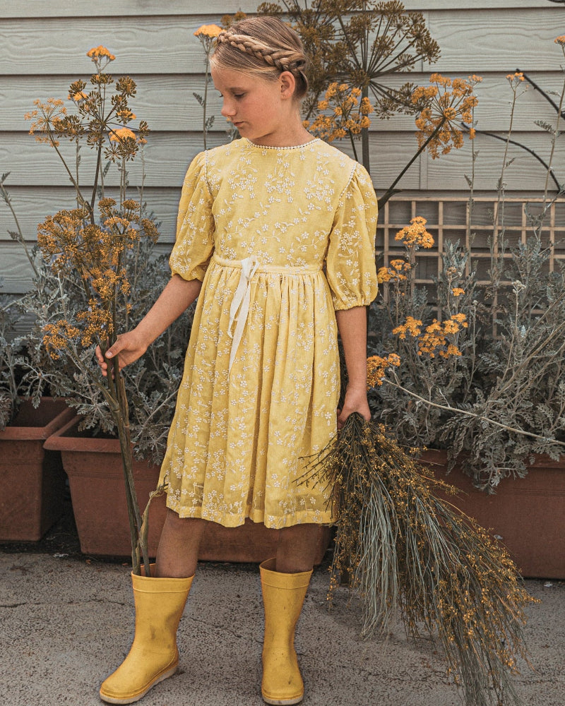 vestido amarillo bordado en blanco Cosmosophie