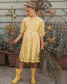 vestido amarillo bordado en blanco Cosmosophie