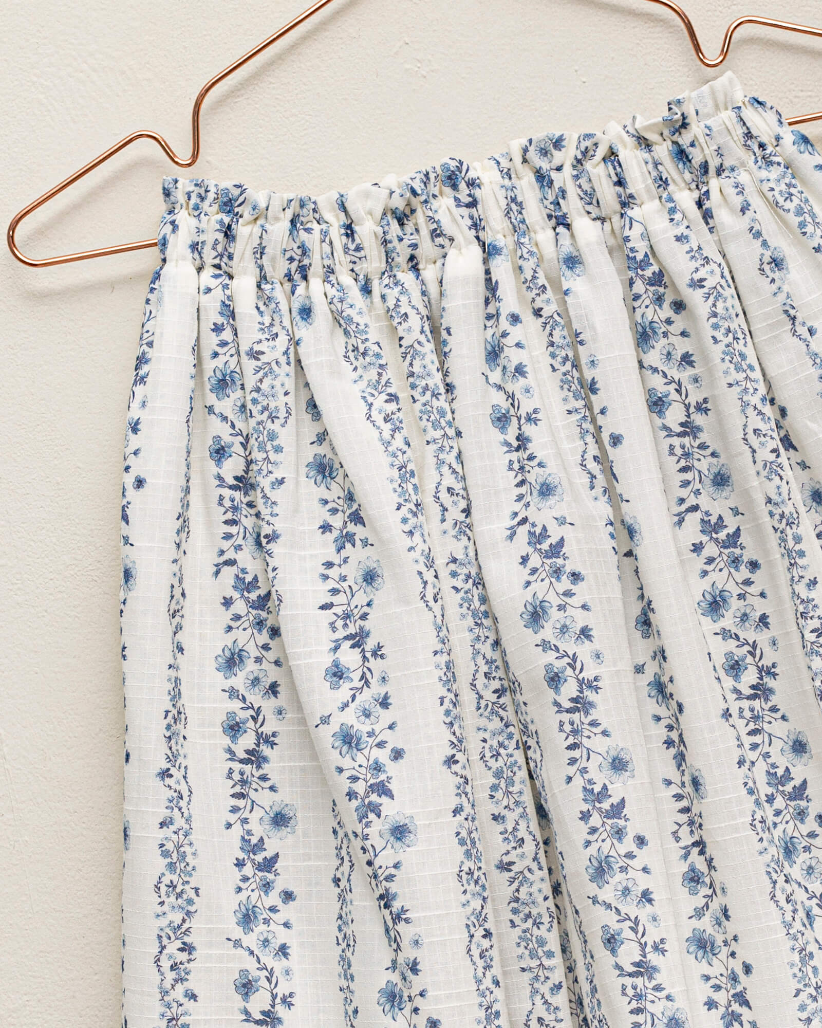 Conjunto para niña teen adolescente de blusa y falda, invitada a boda o primera comunion de flores azules Cosmosophie.