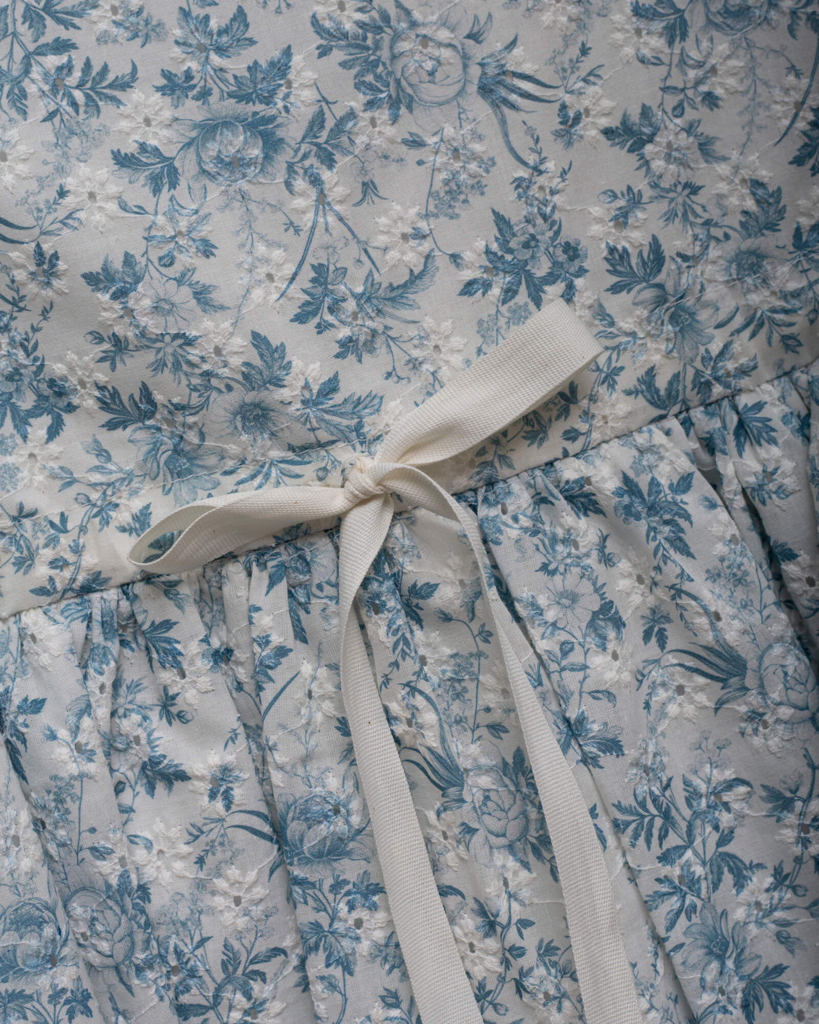 Vestido batista bordada de flores Cosmosophie