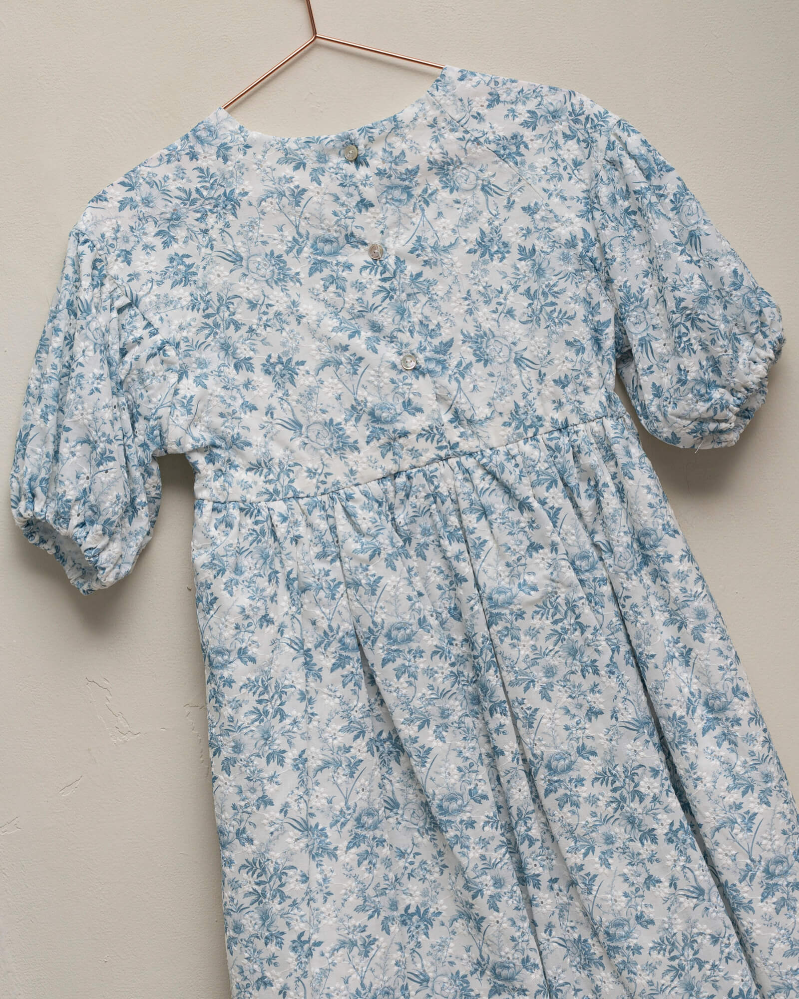 Vestido batista bordada de flores Cosmosophie