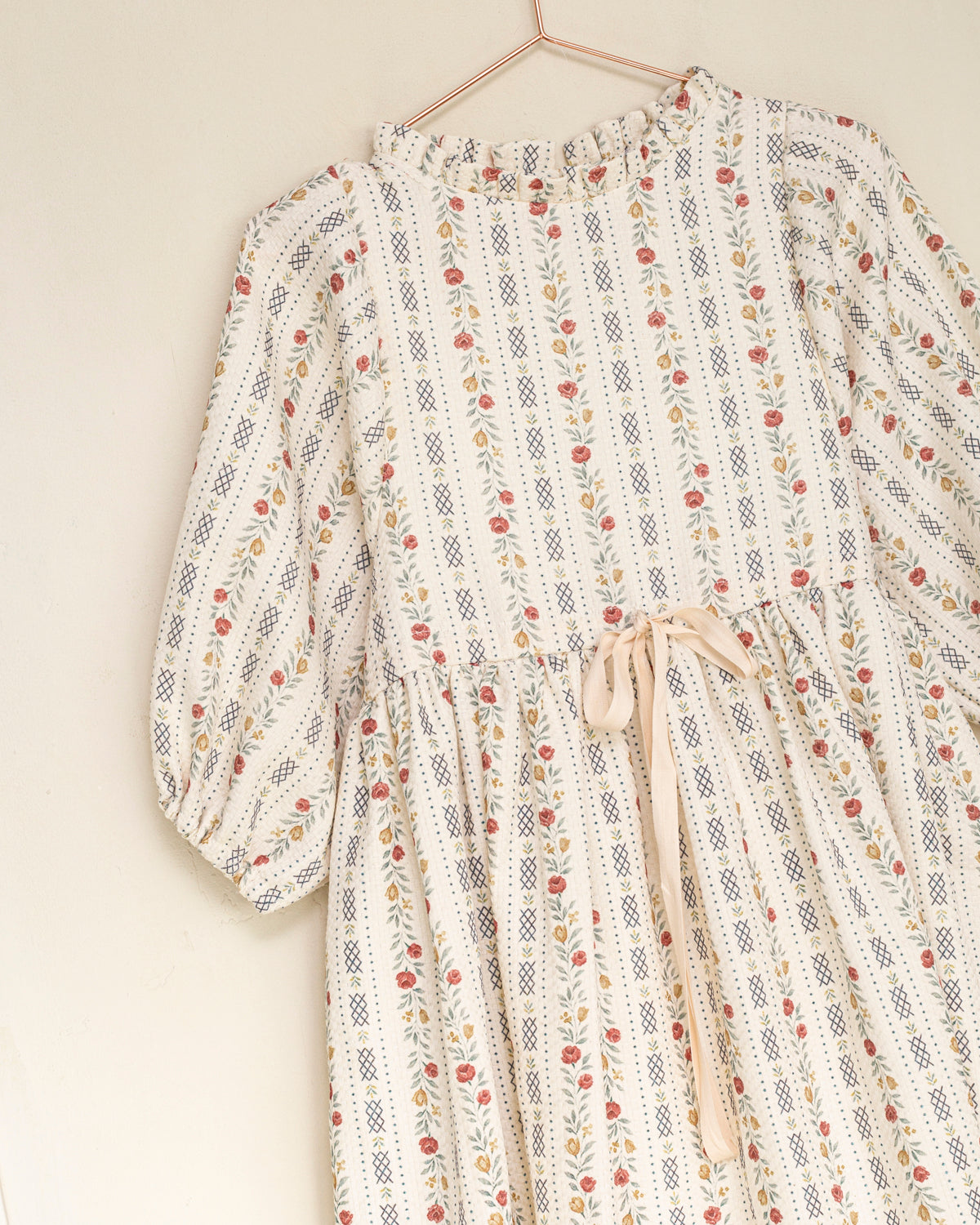 Vestido elegante para niña de algodón con estampado floral vintage, mangas abullonadas y lazo en la cintura. Diseño atemporal de Cosmosophie para ocasiones especiales.