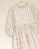 Vestido elegante para niña de algodón con estampado floral vintage, mangas abullonadas y lazo en la cintura. Diseño atemporal de Cosmosophie para ocasiones especiales.