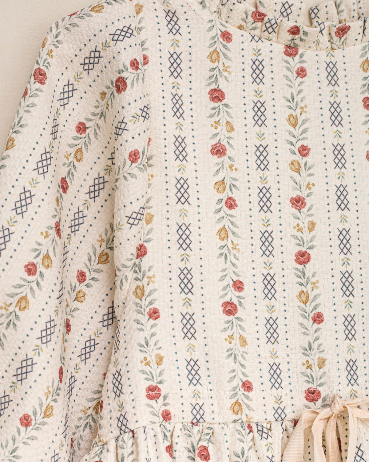 Vestido elegante para niña de algodón con estampado floral vintage, mangas abullonadas y lazo en la cintura. Diseño atemporal de Cosmosophie para ocasiones especiales.