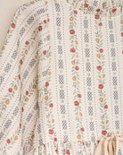 Vestido elegante para niña de algodón con estampado floral vintage, mangas abullonadas y lazo en la cintura. Diseño atemporal de Cosmosophie para ocasiones especiales.