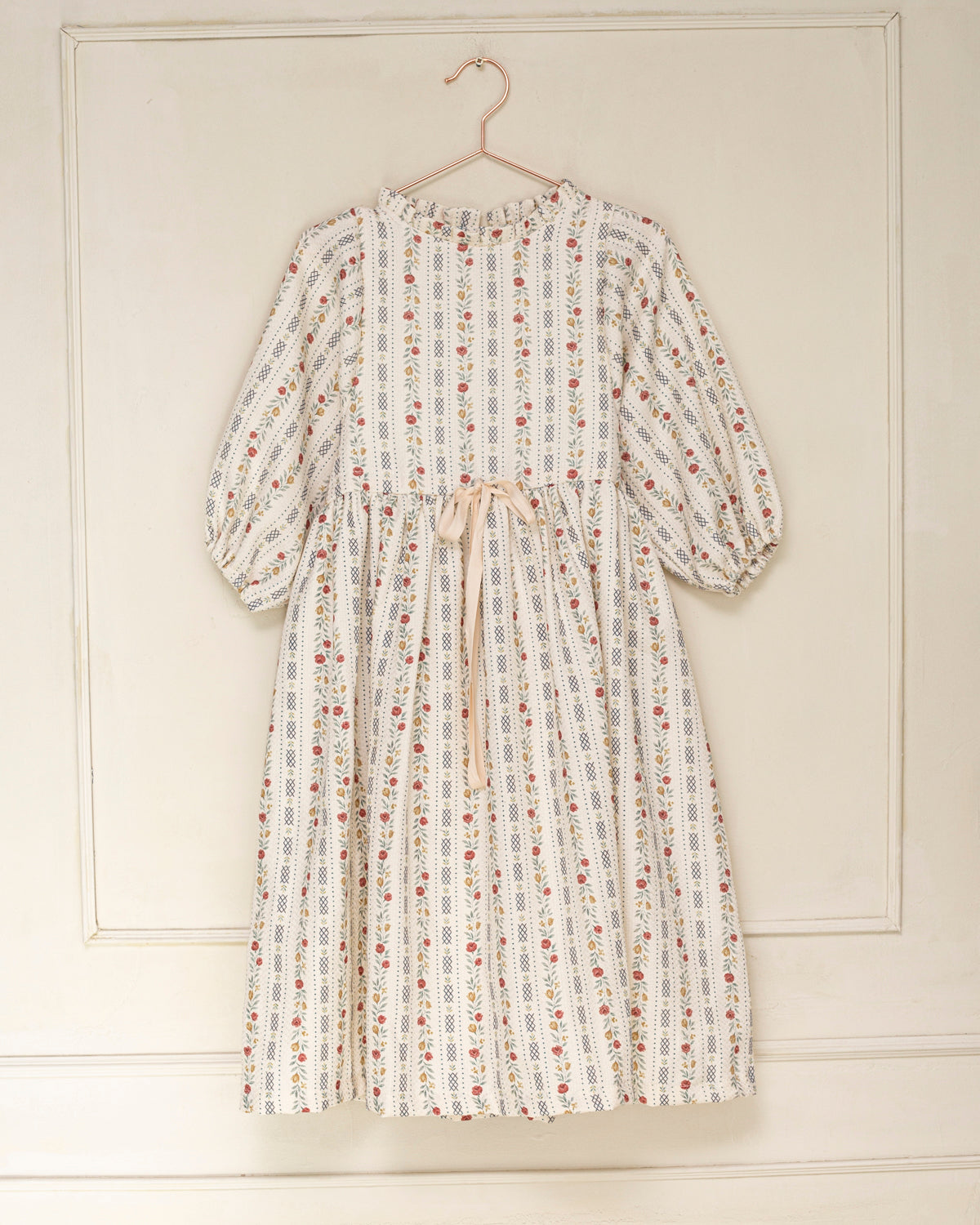 Vestido elegante para niña de algodón con estampado floral vintage, mangas abullonadas y lazo en la cintura. Diseño atemporal de Cosmosophie para ocasiones especiales.