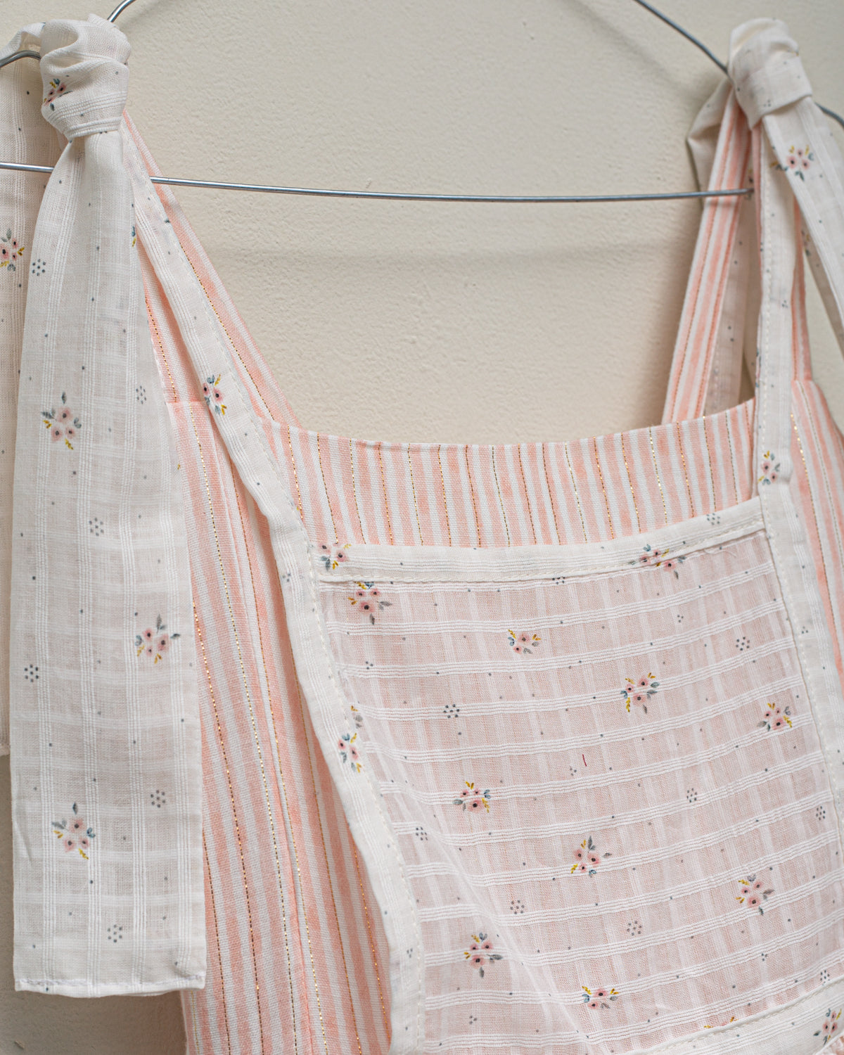 Vestido de tirantes Oz Rosa con Delantal de Flores