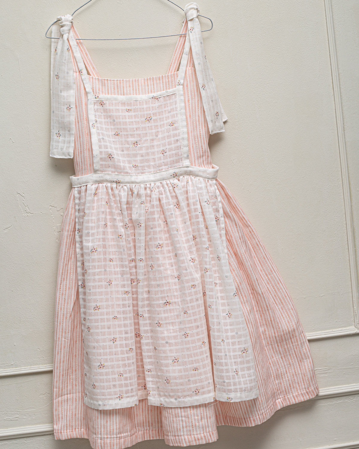 Vestido de tirantes Oz Rosa con Delantal de Flores