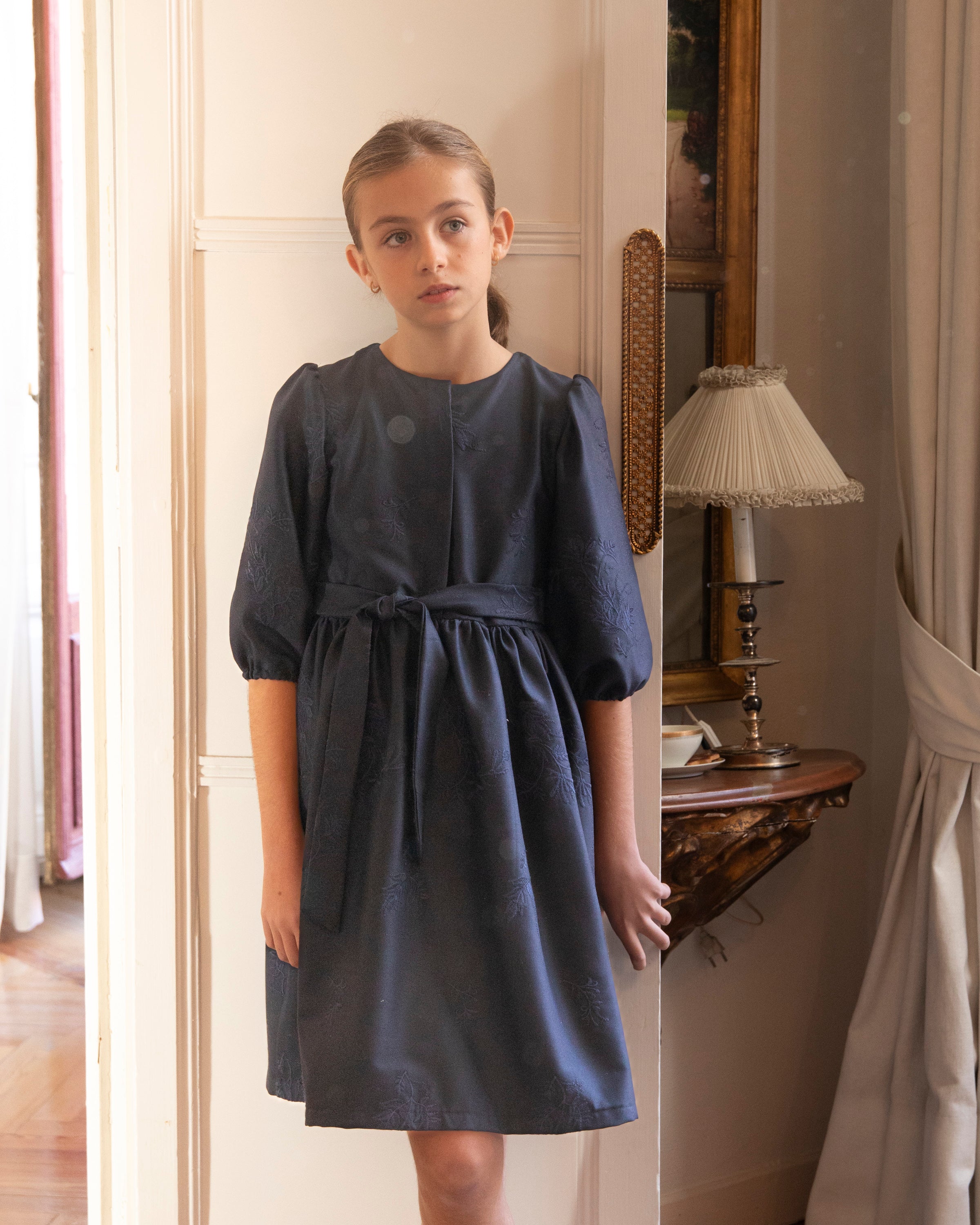 Vestido adolescente azul noche de lana bordada Cosmosophie