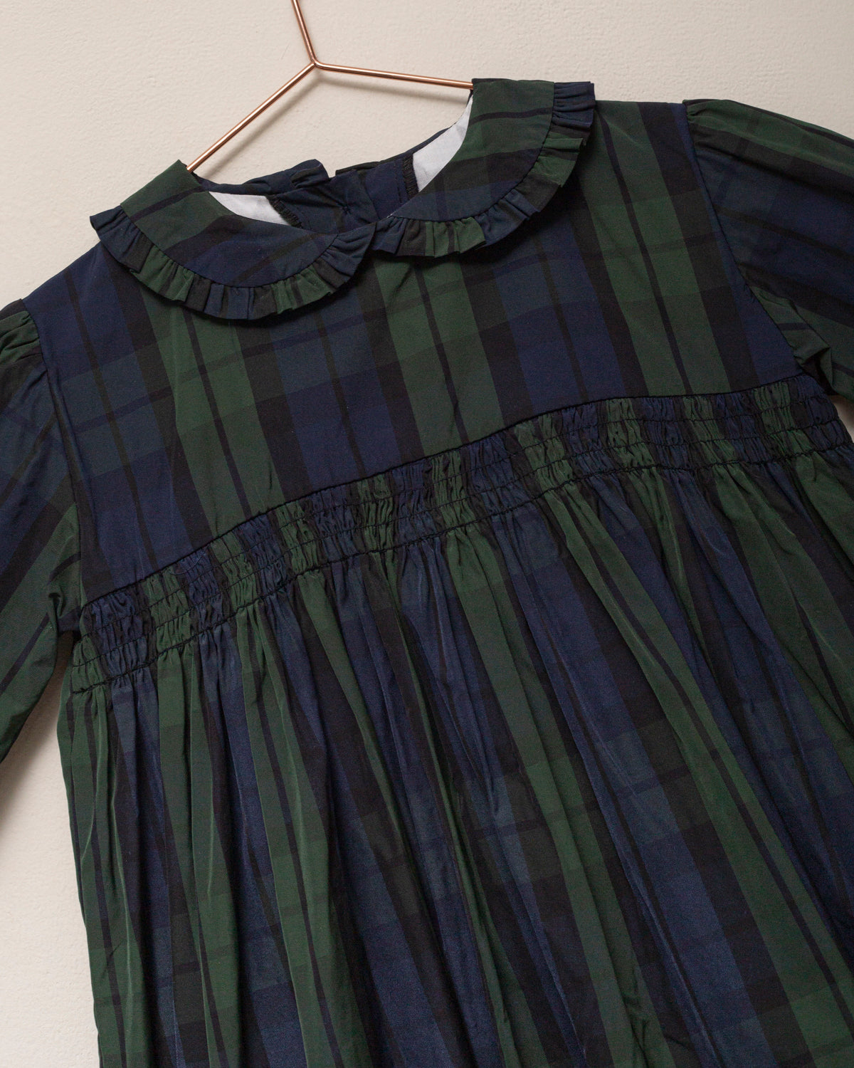 Vestido elegante de niña Paola en tafetán de cuadros verde y azul marino. Un diseño clásico y sofisticado, perfecto para ocasiones especiales.
