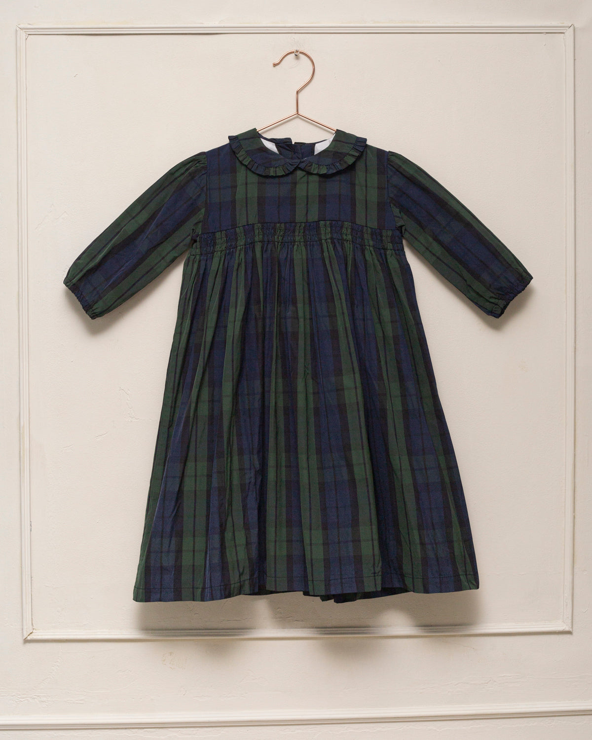 Vestido elegante de niña Paola en tafetán de cuadros verde y azul marino. Un diseño clásico y sofisticado, perfecto para ocasiones especiales.