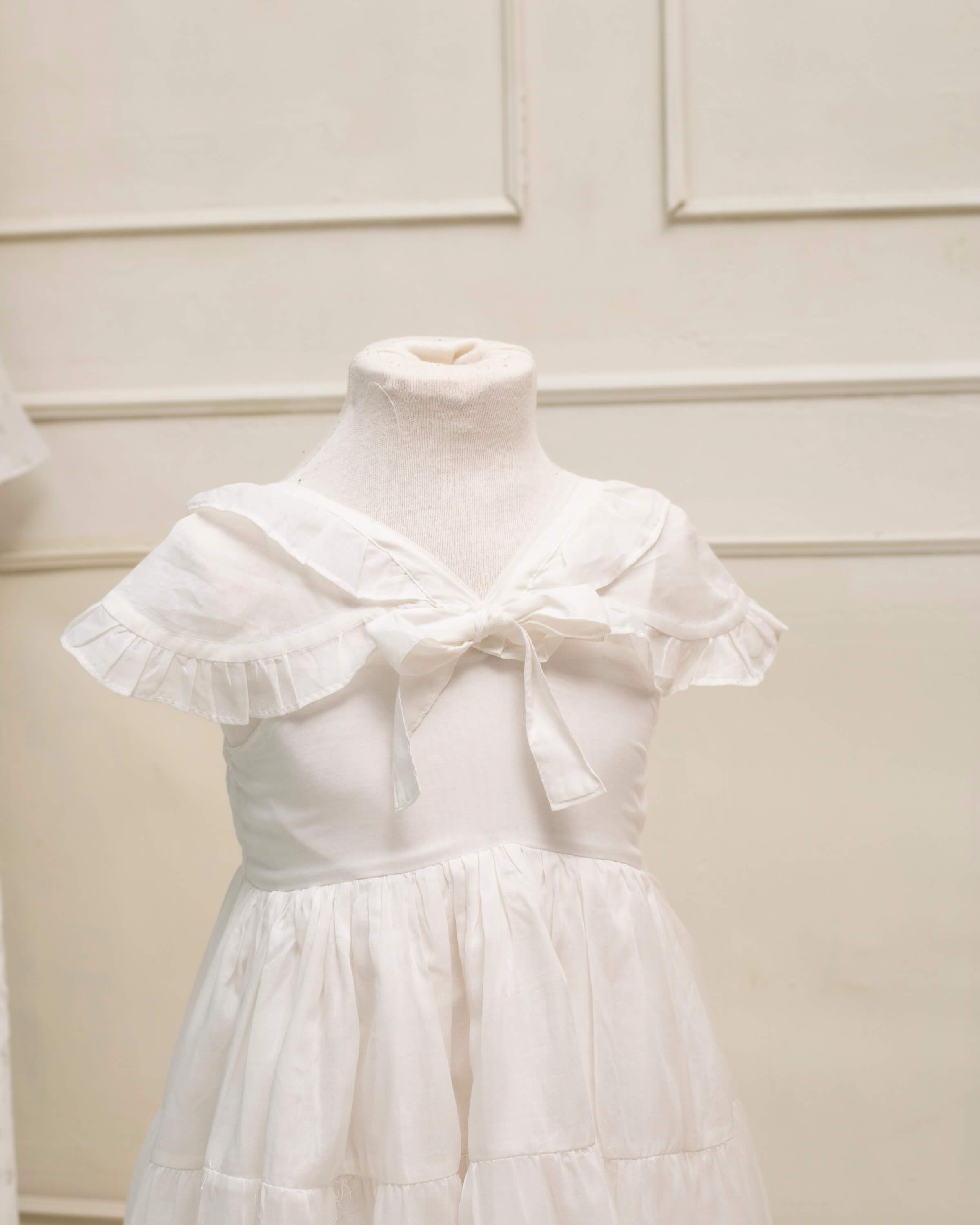 Vestido de tirantes largo con capita y volantes Cosmosophie