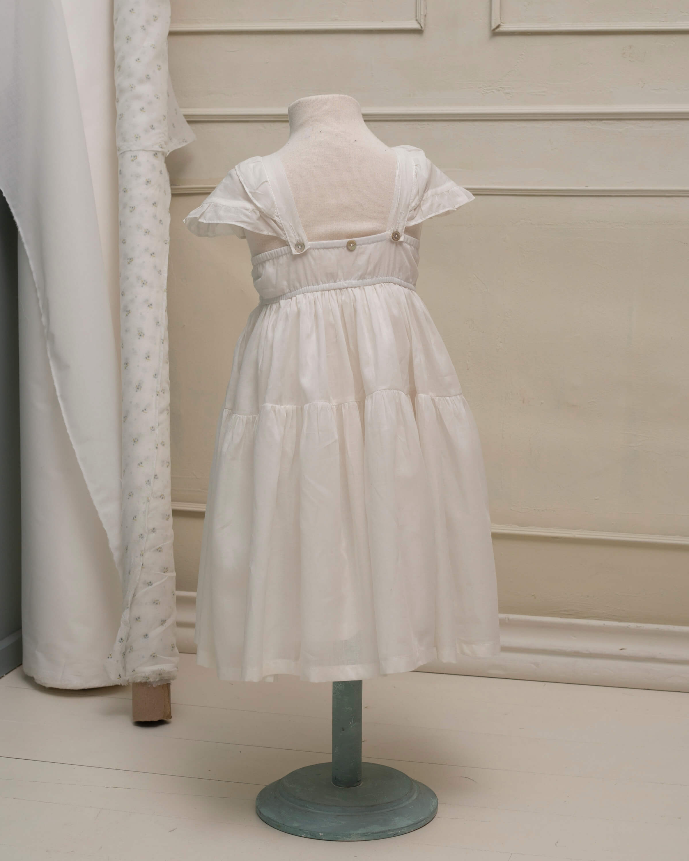 Vestido de tirantes largo con capita y volantes Cosmosophie