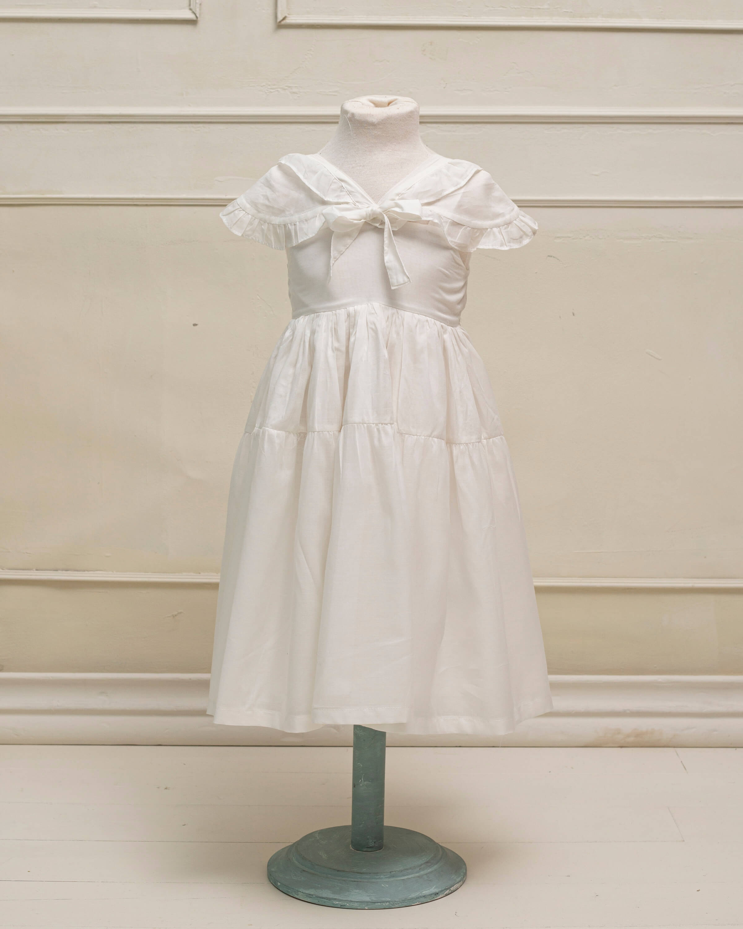 Vestido de tirantes largo con capita y volantes Cosmosophie