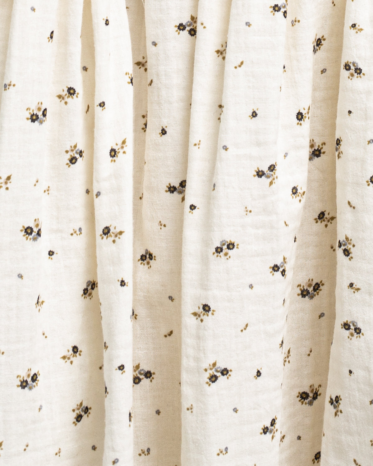 Traje de arras de Invierno con fondo crema y florecitas en tonos grises y mostaza. Con encajes. Cosmosophie