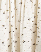 Traje de arras de Invierno con fondo crema y florecitas en tonos grises y mostaza. Con encajes. Cosmosophie