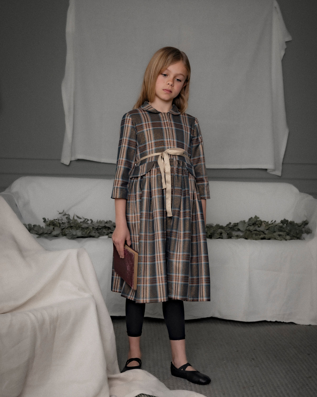 Vestido-abrigo Seven para niña en lana fría de poliéster con cuadros plaid Roble, botones ocultos y cinturón dorado. Elegante y versátil.