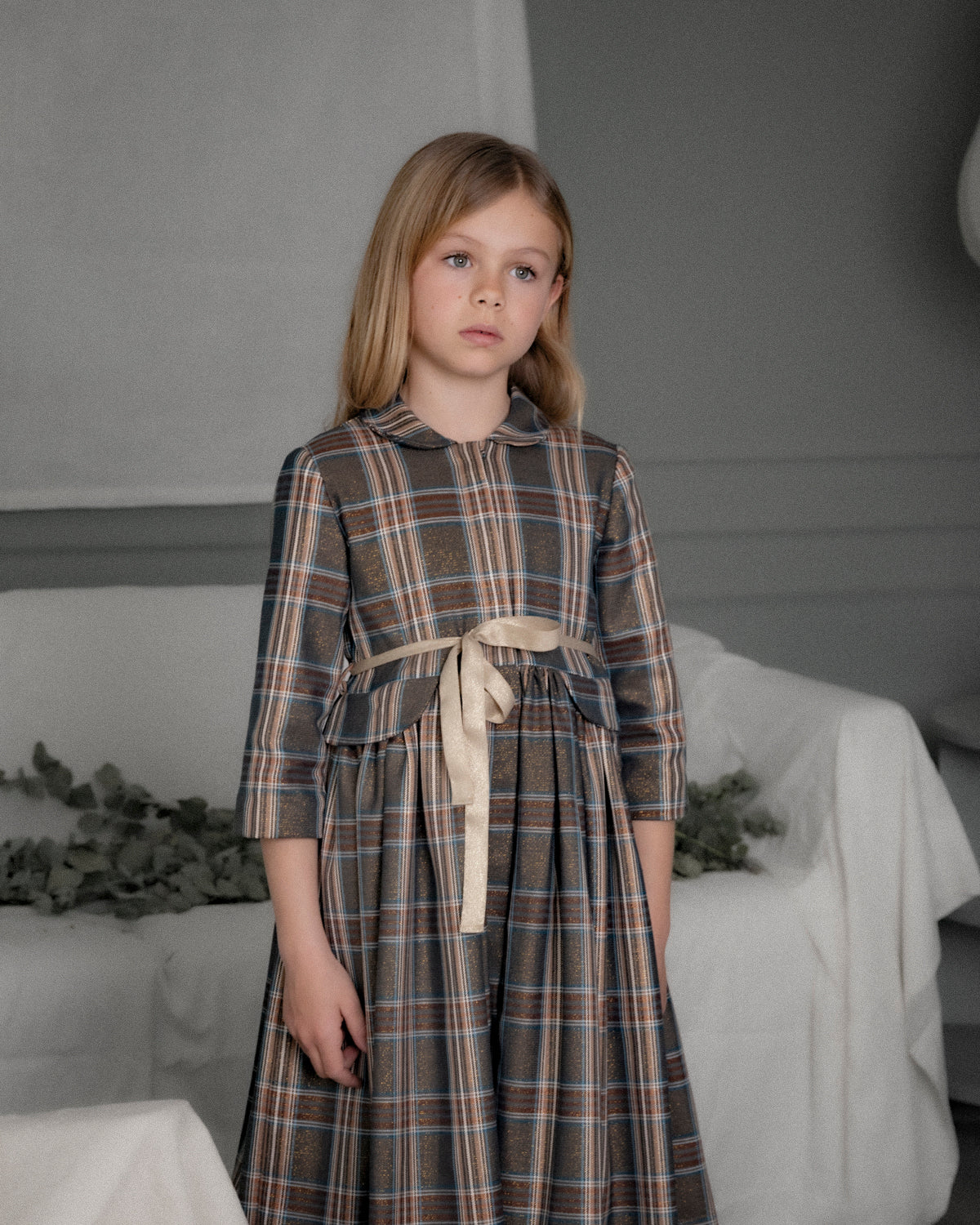 Vestido-abrigo Seven para niña en lana fría de poliéster con cuadros plaid Roble, botones ocultos y cinturón dorado. Elegante y versátil.