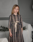 Vestido-abrigo Seven para niña en lana fría de poliéster con cuadros plaid Roble, botones ocultos y cinturón dorado. Elegante y versátil.