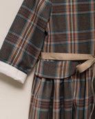 Vestido-abrigo Seven para niña en lana fría de poliéster con cuadros plaid Roble, botones ocultos y cinturón dorado. Elegante y versátil.