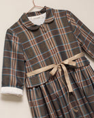 Vestido-abrigo Seven para niña en lana fría de poliéster con cuadros plaid Roble, botones ocultos y cinturón dorado. Elegante y versátil.