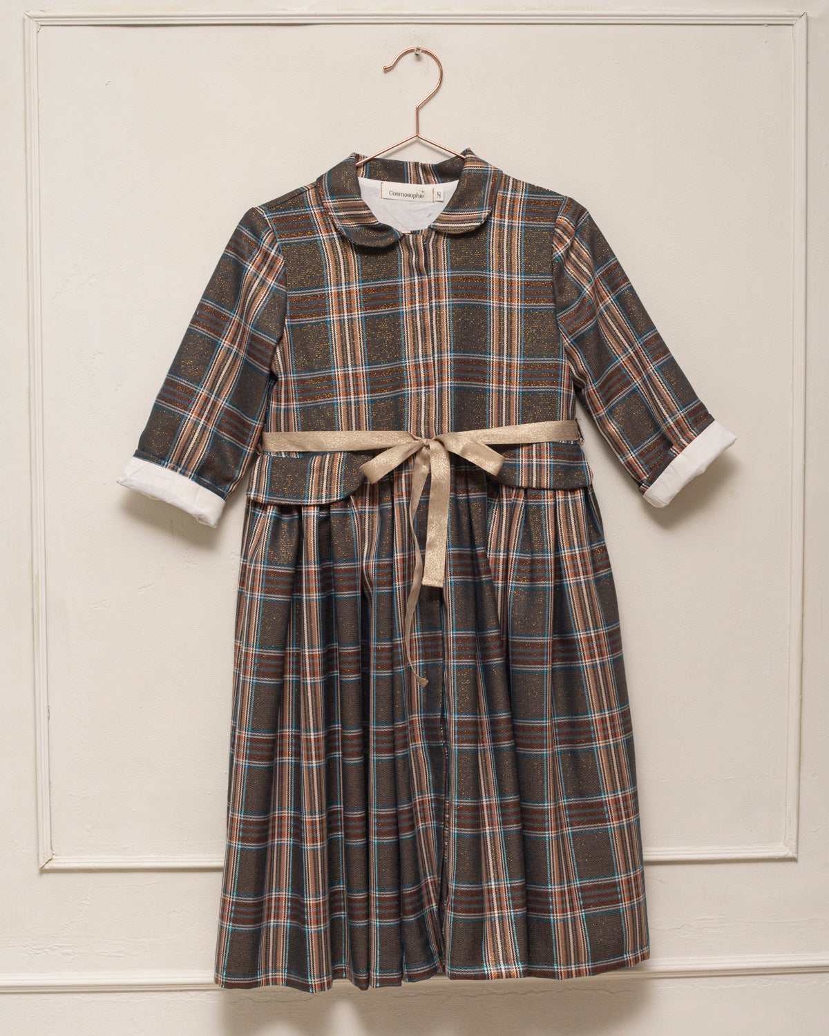 Vestido-abrigo Seven para niña en lana fría de poliéster con cuadros plaid Roble, botones ocultos y cinturón dorado. Elegante y versátil.