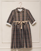 Vestido-abrigo Seven para niña en lana fría de poliéster con cuadros plaid Roble, botones ocultos y cinturón dorado. Elegante y versátil.