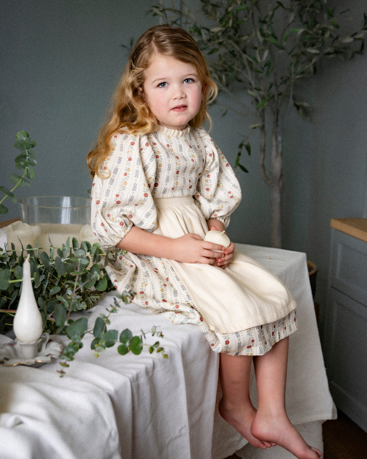 Vestido elegante para niña de algodón estampado floral, con mangas abullonadas y delantal de algodón texturizado. Diseño vintage de Cosmosophie para ocasiones especiales.