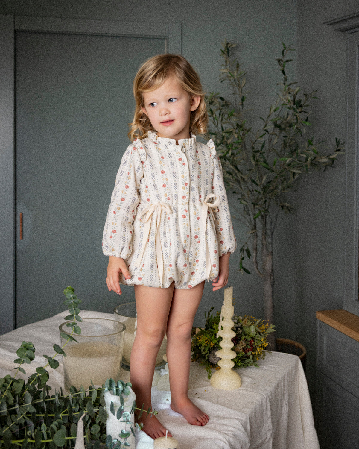 Ranita elegante de algodón para bebé con estampado floral vintage, mangas abullonadas y lazos en la cintura. Diseño de Cosmosophie para ocasiones especiales.