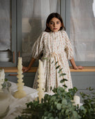 Vestido elegante para niña de algodón con estampado floral vintage, mangas abullonadas y lazo en la cintura. Diseño atemporal de Cosmosophie para ocasiones especiales.