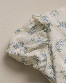 Ranita para bebe en batista bordada con estampado de flores