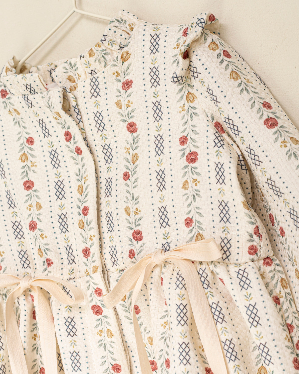 Ranita elegante de algodón para bebé con estampado floral vintage, mangas abullonadas y lazos en la cintura. Diseño de Cosmosophie para ocasiones especiales.