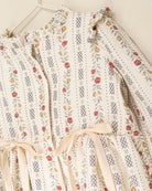 Ranita elegante de algodón para bebé con estampado floral vintage, mangas abullonadas y lazos en la cintura. Diseño de Cosmosophie para ocasiones especiales.