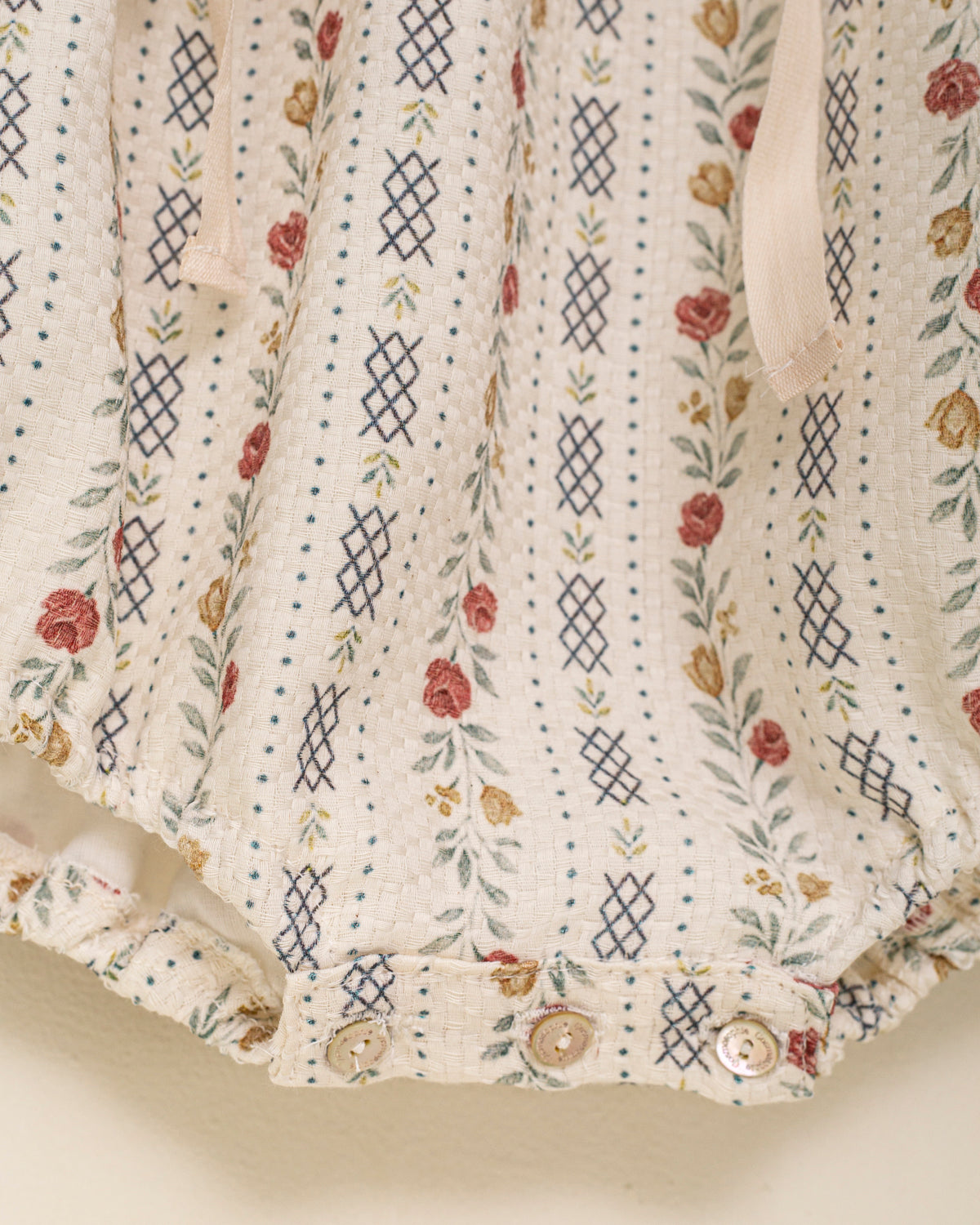 Ranita elegante de algodón para bebé con estampado floral vintage, mangas abullonadas y lazos en la cintura. Diseño de Cosmosophie para ocasiones especiales.