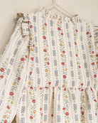 Ranita elegante de algodón para bebé con estampado floral vintage, mangas abullonadas y lazos en la cintura. Diseño de Cosmosophie para ocasiones especiales.