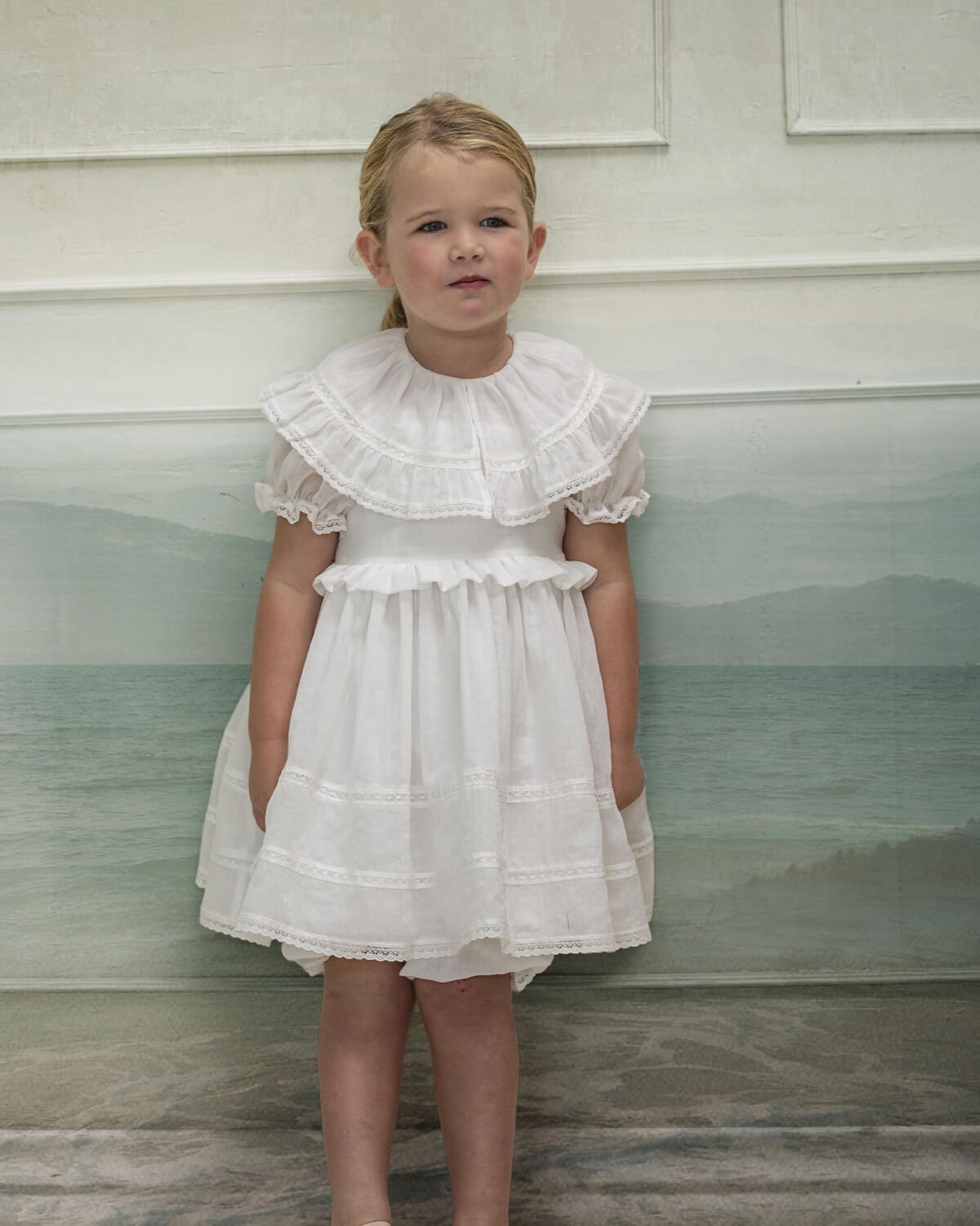 Traje de arras en blanco con encajes y gran cuello y volantes Yves Cosmosophie