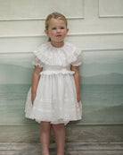 Traje de arras en blanco con encajes y gran cuello y volantes Yves Cosmosophie