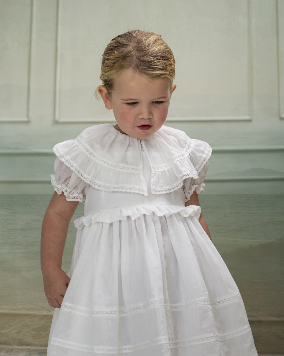 Traje de arras en blanco con encajes y gran cuello y volantes Yves Cosmosophie