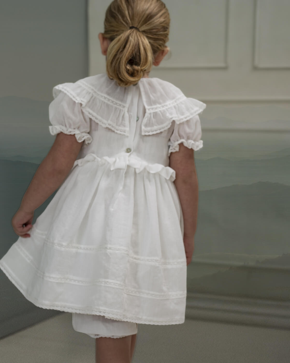 Traje de arras en blanco con encajes y gran cuello y volantes Yves Cosmosophie