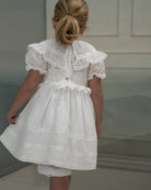 Traje de arras en blanco con encajes y gran cuello y volantes Yves Cosmosophie