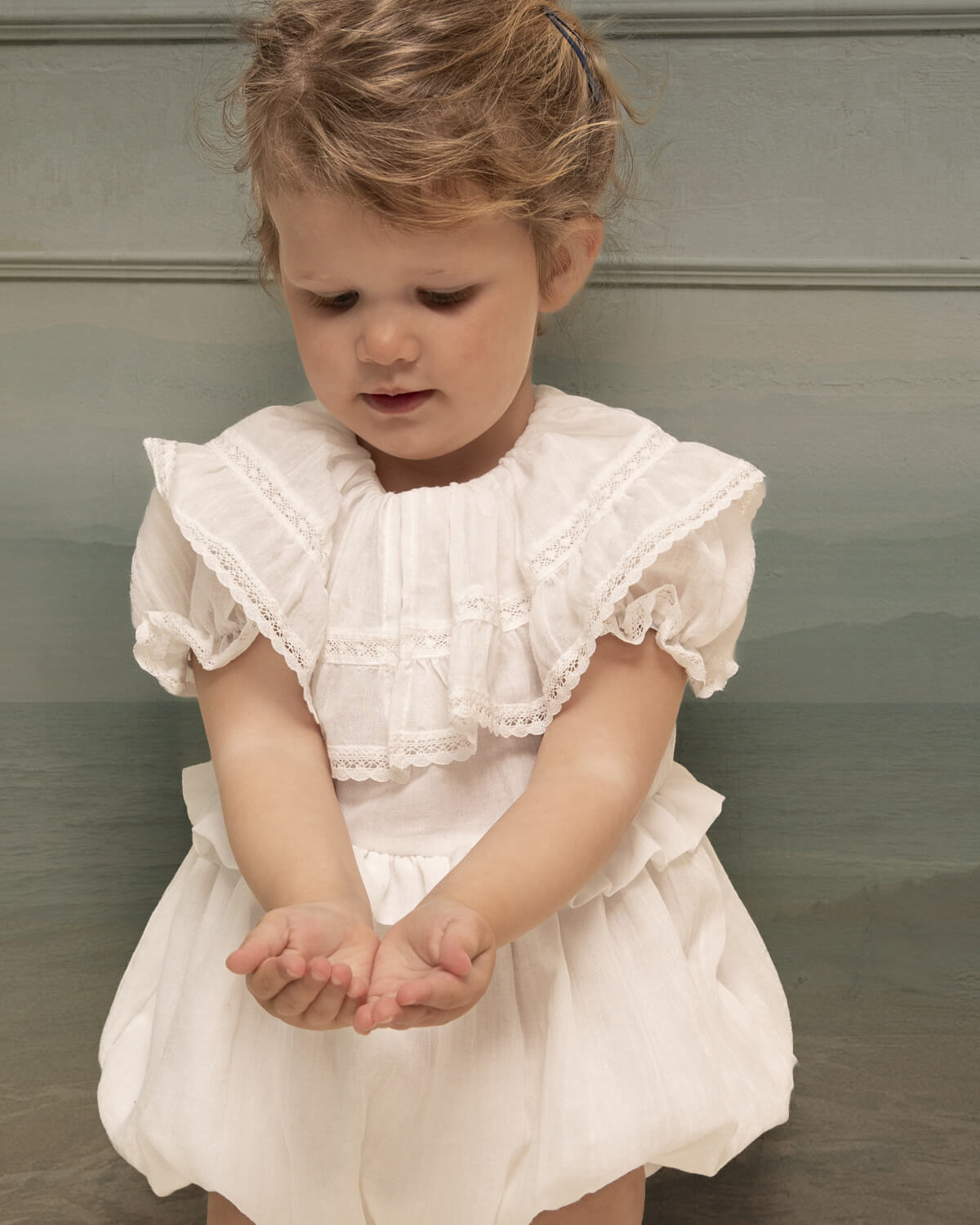 Ranita de Bautizo con gran cuello con volantes y encaje de bicoka para bebe en blanco Yves de Cosmosophie