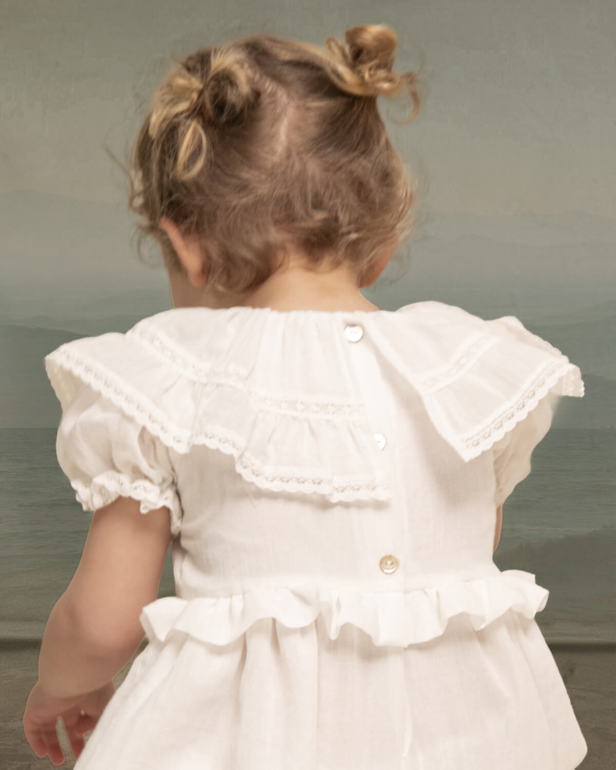 Ranita de Bautizo con gran cuello con volantes y encaje de bicoka para bebe en blanco Yves de Cosmosophie