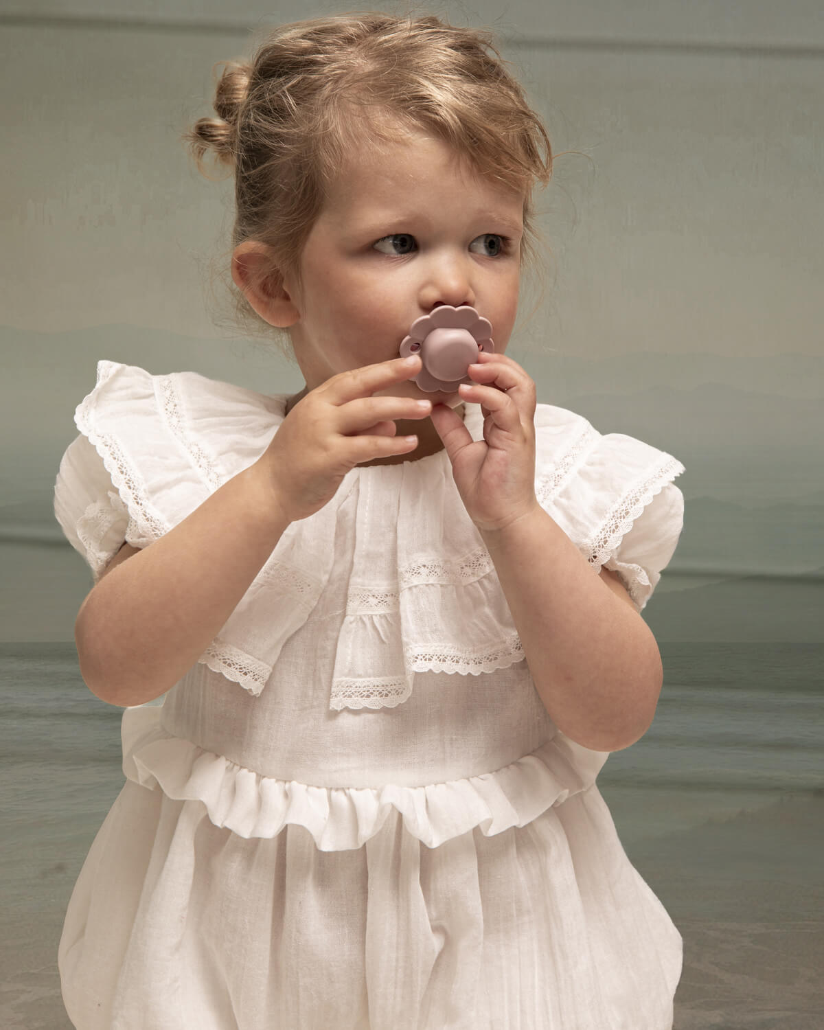 Ranita de Bautizo con gran cuello con volantes y encaje de bicoka para bebe en blanco Yves de Cosmosophie