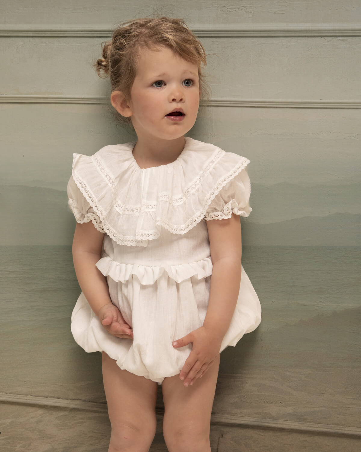 Ranita de Bautizo con gran cuello con volantes y encaje de bicoka para bebe en blanco Yves de Cosmosophie