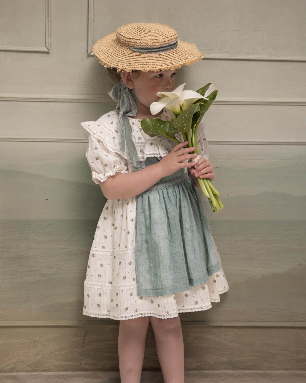 Traje Arras Flores con gran cuello, encaje algodón y delantal  Cosmosophie.